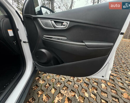 Білий Хендай Kona Electric, об'ємом двигуна 0 л та пробігом 59 тис. км за 17499 $, фото 16 на Automoto.ua