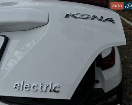 Белый Хендай Kona Electric, объемом двигателя 0 л и пробегом 58 тыс. км за 17499 $, фото 58 на Automoto.ua