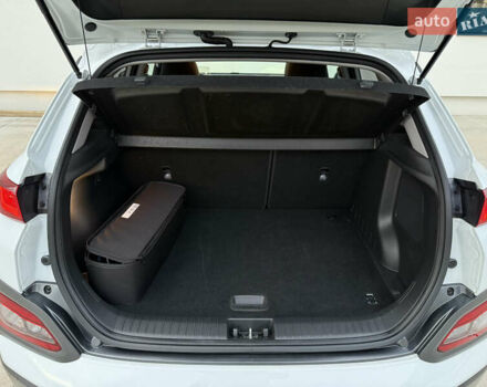 Белый Хендай Kona Electric, объемом двигателя 0 л и пробегом 96 тыс. км за 19500 $, фото 31 на Automoto.ua