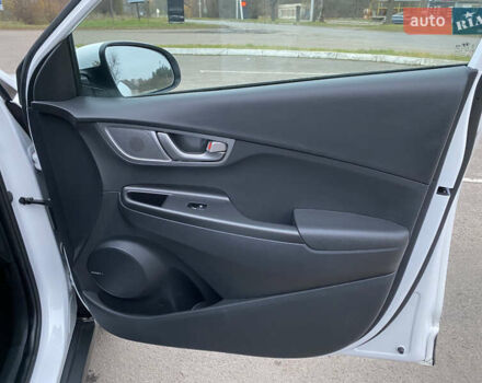 Белый Хендай Kona Electric, объемом двигателя 0 л и пробегом 166 тыс. км за 16900 $, фото 24 на Automoto.ua