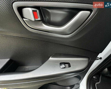 Белый Хендай Kona Electric, объемом двигателя 0 л и пробегом 103 тыс. км за 17999 $, фото 57 на Automoto.ua