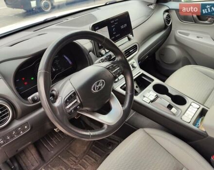 Белый Хендай Kona Electric, объемом двигателя 0 л и пробегом 65 тыс. км за 18700 $, фото 1 на Automoto.ua