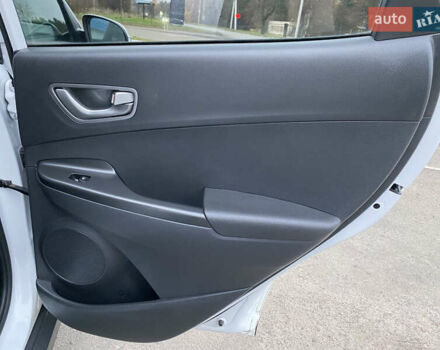 Белый Хендай Kona Electric, объемом двигателя 0 л и пробегом 166 тыс. км за 16900 $, фото 21 на Automoto.ua