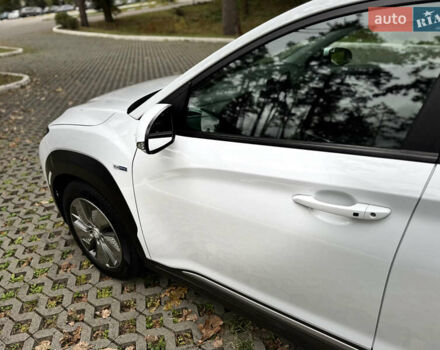 Белый Хендай Kona Electric, объемом двигателя 0 л и пробегом 103 тыс. км за 17999 $, фото 116 на Automoto.ua