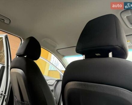 Білий Хендай Kona Electric, об'ємом двигуна 0 л та пробігом 64 тис. км за 14950 $, фото 78 на Automoto.ua