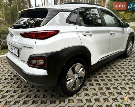 Белый Хендай Kona Electric, объемом двигателя 0 л и пробегом 103 тыс. км за 17999 $, фото 120 на Automoto.ua
