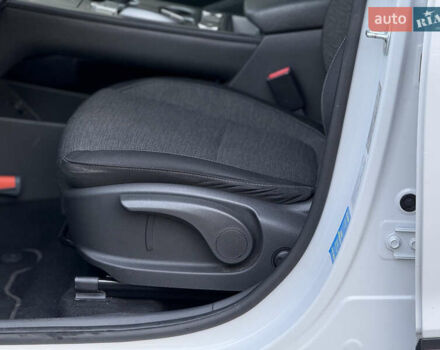 Белый Хендай Kona Electric, объемом двигателя 0 л и пробегом 150 тыс. км за 16960 $, фото 20 на Automoto.ua