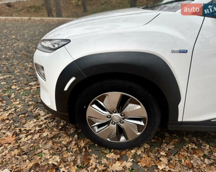 Білий Хендай Kona Electric, об'ємом двигуна 0 л та пробігом 59 тис. км за 17499 $, фото 7 на Automoto.ua