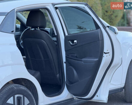 Белый Хендай Kona Electric, объемом двигателя 0 л и пробегом 80 тыс. км за 16900 $, фото 36 на Automoto.ua