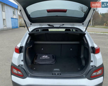 Белый Хендай Kona Electric, объемом двигателя 0 л и пробегом 166 тыс. км за 16900 $, фото 19 на Automoto.ua