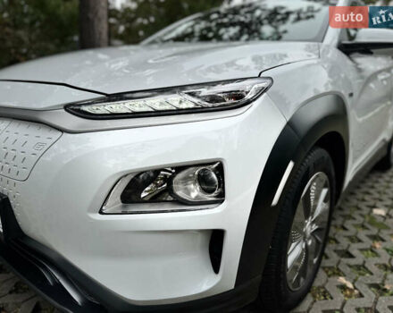Белый Хендай Kona Electric, объемом двигателя 0 л и пробегом 103 тыс. км за 17999 $, фото 18 на Automoto.ua