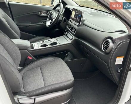 Білий Хендай Kona Electric, об'ємом двигуна 0 л та пробігом 102 тис. км за 15700 $, фото 24 на Automoto.ua