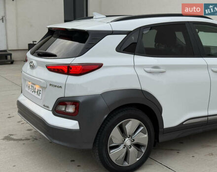 Белый Хендай Kona Electric, объемом двигателя 0 л и пробегом 96 тыс. км за 19500 $, фото 21 на Automoto.ua