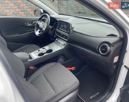 Білий Хендай Kona Electric, об'ємом двигуна 0 л та пробігом 158 тис. км за 16500 $, фото 20 на Automoto.ua