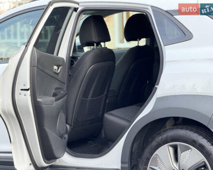 Белый Хендай Kona Electric, объемом двигателя 0 л и пробегом 150 тыс. км за 16960 $, фото 26 на Automoto.ua