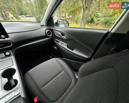 Белый Хендай Kona Electric, объемом двигателя 0 л и пробегом 103 тыс. км за 17999 $, фото 102 на Automoto.ua