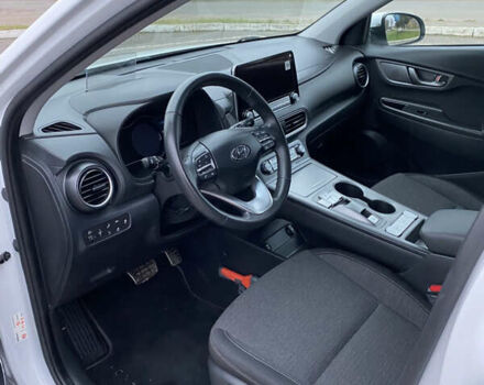 Белый Хендай Kona Electric, объемом двигателя 0 л и пробегом 166 тыс. км за 16900 $, фото 12 на Automoto.ua