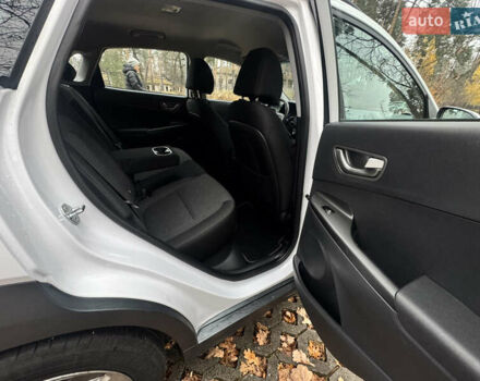 Білий Хендай Kona Electric, об'ємом двигуна 0 л та пробігом 59 тис. км за 17499 $, фото 40 на Automoto.ua