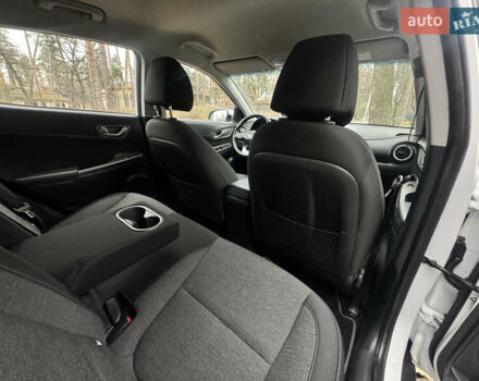 Білий Хендай Kona Electric, об'ємом двигуна 0 л та пробігом 59 тис. км за 17499 $, фото 19 на Automoto.ua