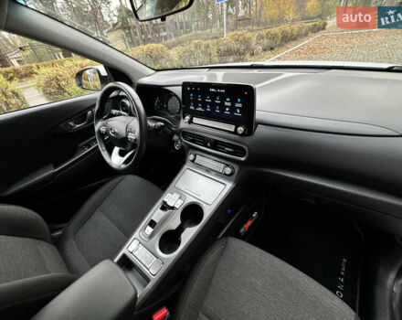 Белый Хендай Kona Electric, объемом двигателя 0 л и пробегом 58 тыс. км за 17499 $, фото 48 на Automoto.ua