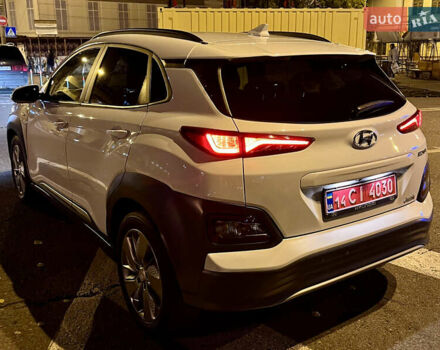 Белый Хендай Kona Electric, объемом двигателя 0 л и пробегом 115 тыс. км за 16900 $, фото 59 на Automoto.ua
