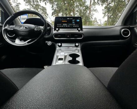 Белый Хендай Kona Electric, объемом двигателя 0 л и пробегом 103 тыс. км за 17999 $, фото 100 на Automoto.ua