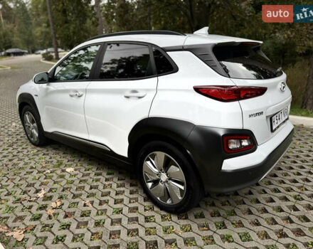 Белый Хендай Kona Electric, объемом двигателя 0 л и пробегом 103 тыс. км за 17999 $, фото 16 на Automoto.ua