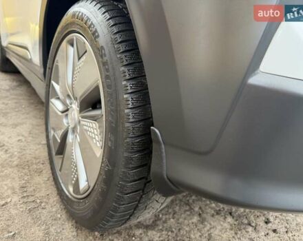 Білий Хендай Kona Electric, об'ємом двигуна 0 л та пробігом 64 тис. км за 14950 $, фото 35 на Automoto.ua