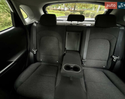 Белый Хендай Kona Electric, объемом двигателя 0 л и пробегом 103 тыс. км за 17999 $, фото 129 на Automoto.ua