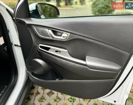 Белый Хендай Kona Electric, объемом двигателя 0 л и пробегом 103 тыс. км за 17999 $, фото 76 на Automoto.ua