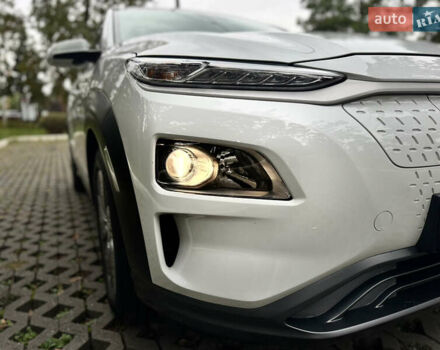 Белый Хендай Kona Electric, объемом двигателя 0 л и пробегом 103 тыс. км за 17999 $, фото 34 на Automoto.ua
