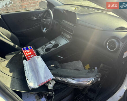 Белый Хендай Kona Electric, объемом двигателя 0 л и пробегом 50 тыс. км за 10599 $, фото 6 на Automoto.ua