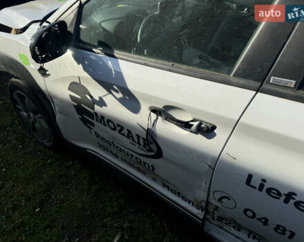 Белый Хендай Kona Electric, объемом двигателя 0 л и пробегом 50 тыс. км за 10599 $, фото 3 на Automoto.ua