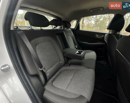 Білий Хендай Kona Electric, об'ємом двигуна 0 л та пробігом 59 тис. км за 17499 $, фото 18 на Automoto.ua