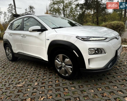 Белый Хендай Kona Electric, объемом двигателя 0 л и пробегом 58 тыс. км за 17499 $, фото 5 на Automoto.ua