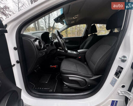 Белый Хендай Kona Electric, объемом двигателя 0 л и пробегом 59 тыс. км за 16900 $, фото 28 на Automoto.ua