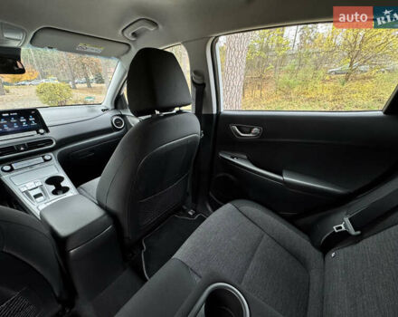 Белый Хендай Kona Electric, объемом двигателя 0 л и пробегом 58 тыс. км за 17499 $, фото 88 на Automoto.ua