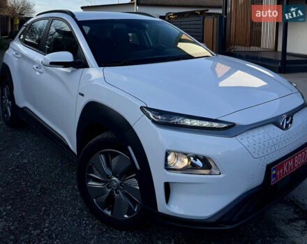 Белый Хендай Kona Electric, объемом двигателя 0 л и пробегом 95 тыс. км за 17500 $, фото 2 на Automoto.ua
