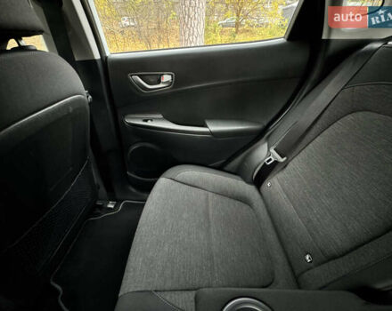 Белый Хендай Kona Electric, объемом двигателя 0 л и пробегом 58 тыс. км за 17499 $, фото 33 на Automoto.ua