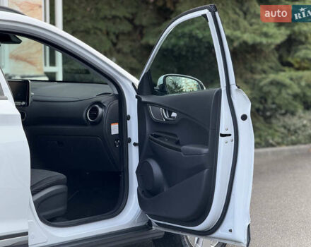 Белый Хендай Kona Electric, объемом двигателя 0 л и пробегом 150 тыс. км за 16960 $, фото 16 на Automoto.ua