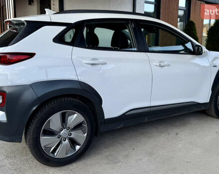Белый Хендай Kona Electric, объемом двигателя 0 л и пробегом 95 тыс. км за 17500 $, фото 25 на Automoto.ua