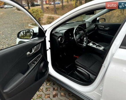 Белый Хендай Kona Electric, объемом двигателя 0 л и пробегом 58 тыс. км за 17499 $, фото 25 на Automoto.ua