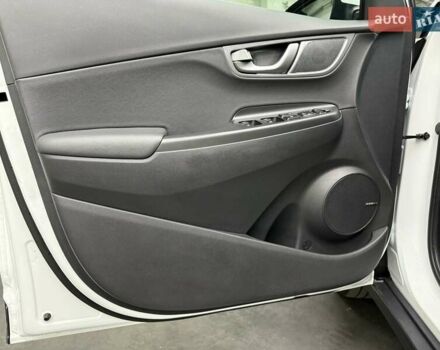 Белый Хендай Kona Electric, объемом двигателя 0 л и пробегом 92 тыс. км за 18983 $, фото 13 на Automoto.ua