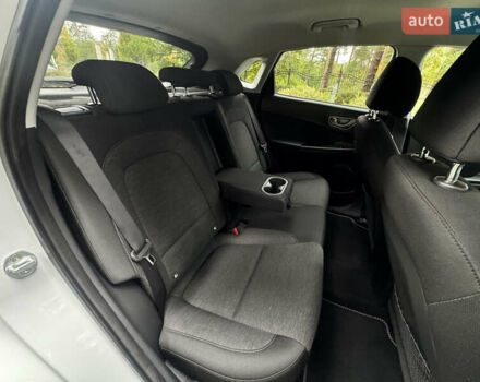 Белый Хендай Kona Electric, объемом двигателя 0 л и пробегом 103 тыс. км за 17999 $, фото 71 на Automoto.ua