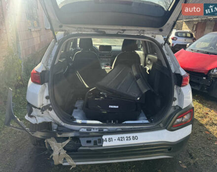 Белый Хендай Kona Electric, объемом двигателя 0 л и пробегом 50 тыс. км за 10599 $, фото 11 на Automoto.ua