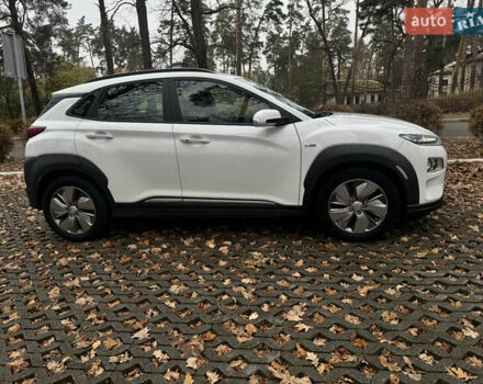 Білий Хендай Kona Electric, об'ємом двигуна 0 л та пробігом 59 тис. км за 17499 $, фото 59 на Automoto.ua