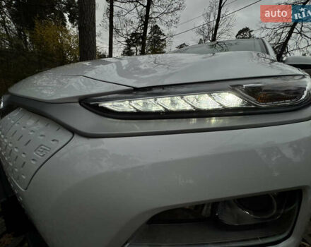 Белый Хендай Kona Electric, объемом двигателя 0 л и пробегом 58 тыс. км за 17499 $, фото 17 на Automoto.ua