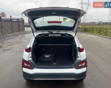 Білий Хендай Kona Electric, об'ємом двигуна 0 л та пробігом 158 тис. км за 16500 $, фото 31 на Automoto.ua