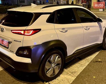 Белый Хендай Kona Electric, объемом двигателя 0 л и пробегом 115 тыс. км за 16900 $, фото 69 на Automoto.ua