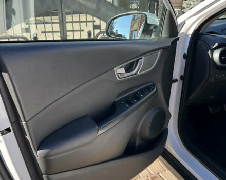 Белый Хендай Kona Electric, объемом двигателя 0 л и пробегом 88 тыс. км за 17900 $, фото 14 на Automoto.ua